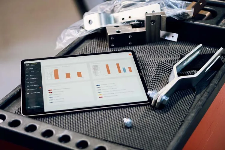Mobile Instandhaltungssoftware, die auf einem Tablet-PC auf einem Werkzeugwagen zu sehen ist