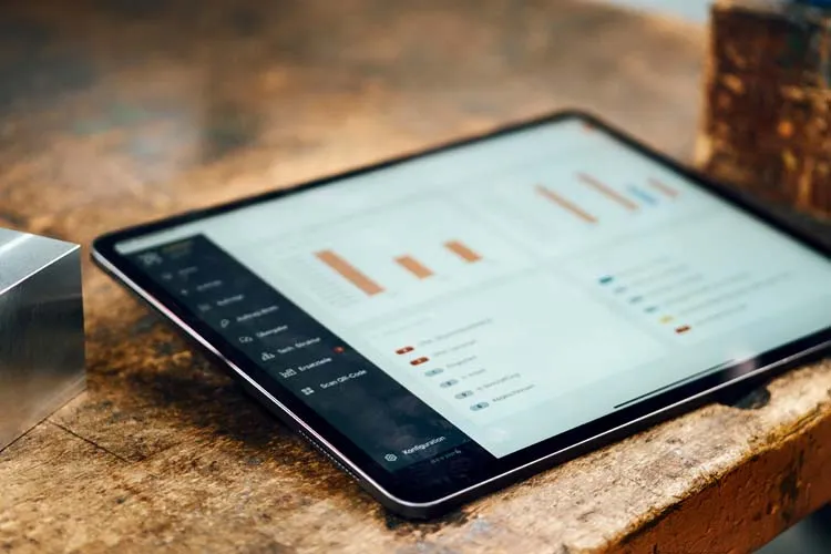 Das Foto zeigt die Scable Instandhaltungs-Software auf einem Tablet auf einem Werkbank