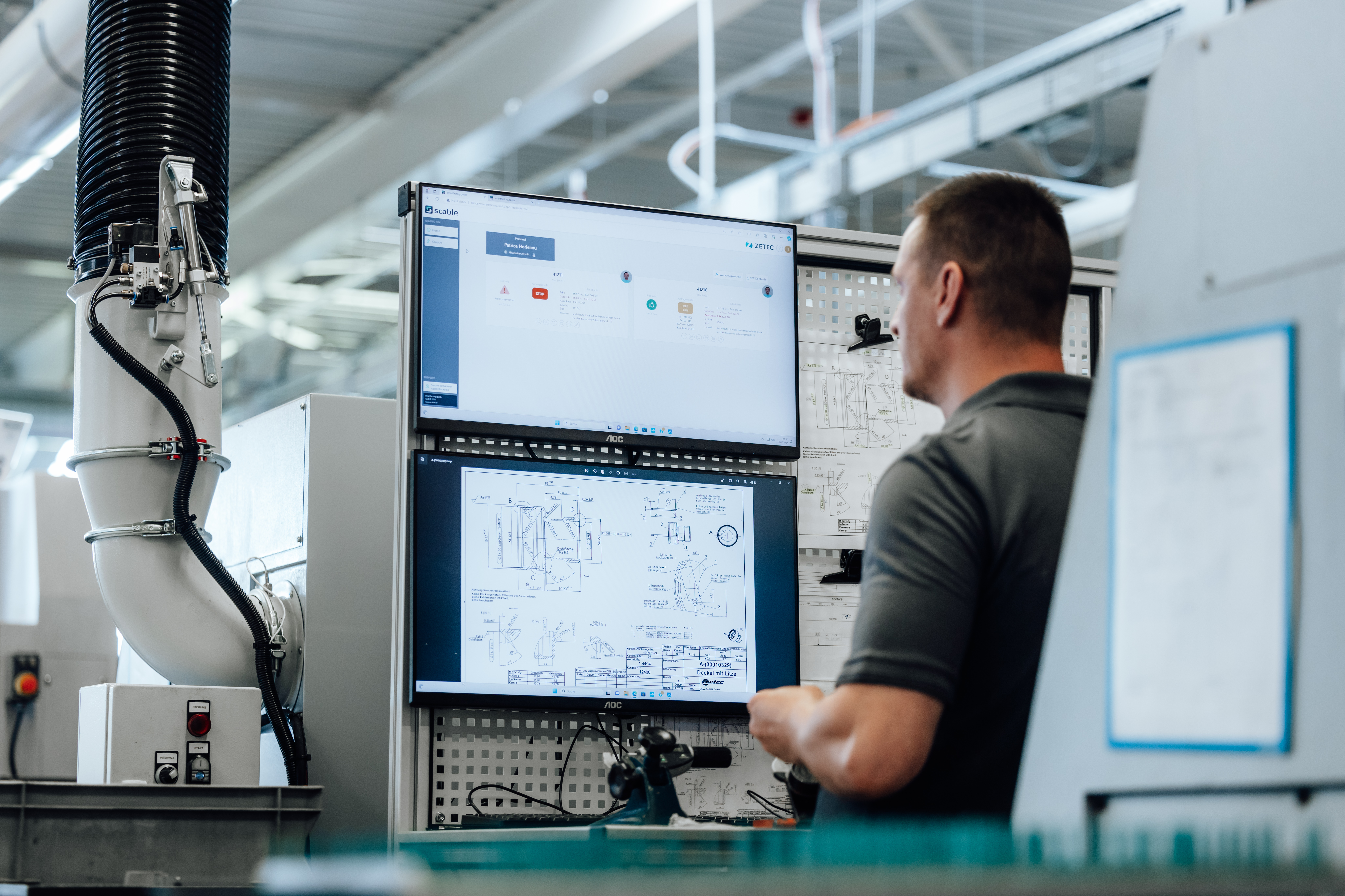 Zetec-Mitarbeiter auf dem Shopfloor erhalten die notwendigen Auftragsinformationen digital direkt an den Anlagen.