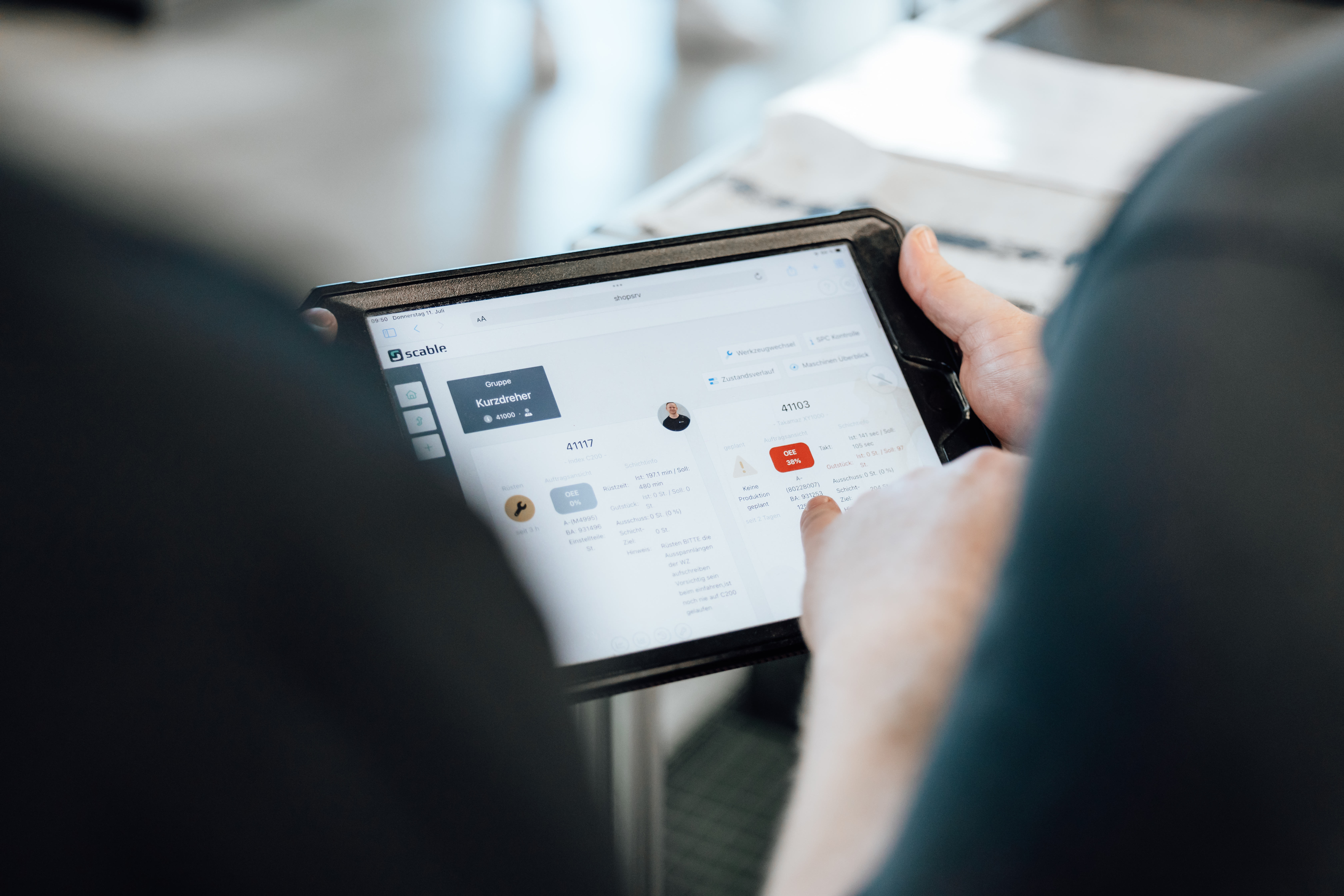 Der Einsatz von mobilen Endgeräten in der Produktion bei Zetec reduziert Laufwege und steigert die Transparenz