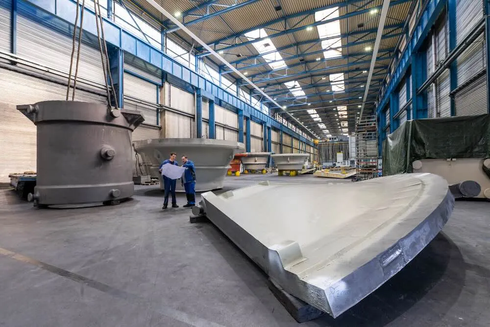 Das Bild zeigt zwei Mitarbeiter von Siempelkamp in der Produktion