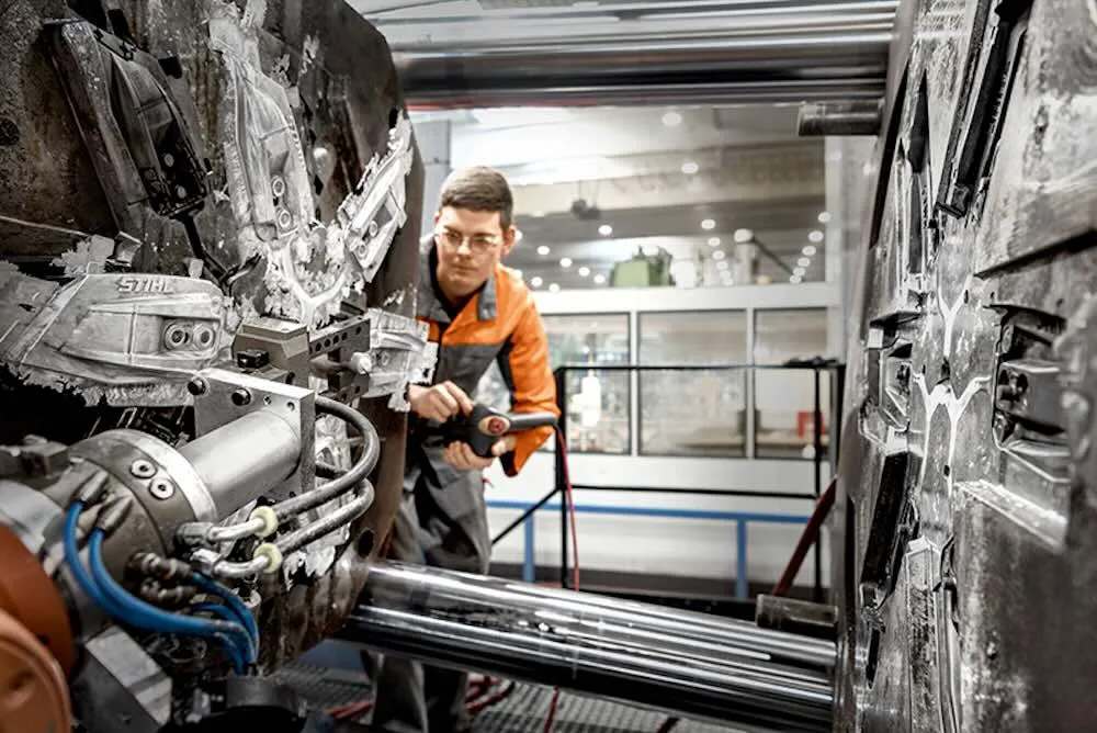 Das Bild zeigt einen Mitarbeiter von Stihl beim bedienen einer Maschine.